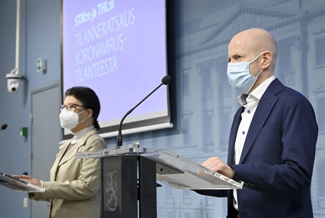 Social- och hälsovårdsministeriets ledande sakkunniga Liisa-Maria Voipio-Pulkki och Institutet för hälsa och välfärds överläkare Otto Helve betonade vikten av den tredje vaccindosen.