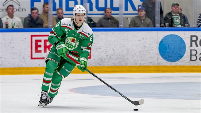 Den tuffa tacklingen i torsdagens match gör att Tony Sund drabbas av den första avstängningen under karriären.