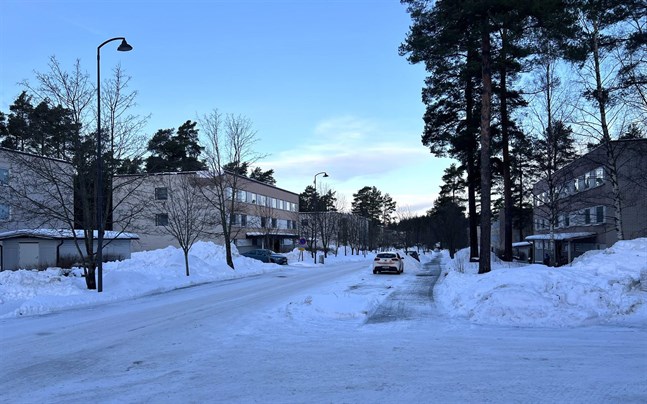 Här på Castrénsgatan i Sveden i Jakobstad gjorde polisen ett tillslag under onsdagen.