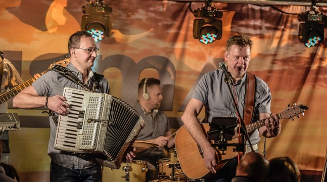 Ibland spelar Carismas keyboardist Mats Ekblom dragspel. Här ses han med sångaren Franz Nyman under en spelning som dansbandet gjorde på Waskia i Vasa 2019.