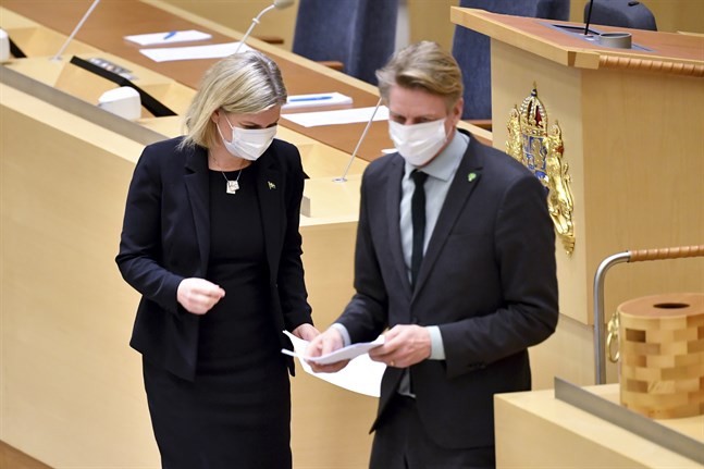 Sveriges statsminister Magdalena Andersson (S) och Miljöpartiets språkrör Per Bolund (MP) under onsdagens partiledardebatt i riksdagen.