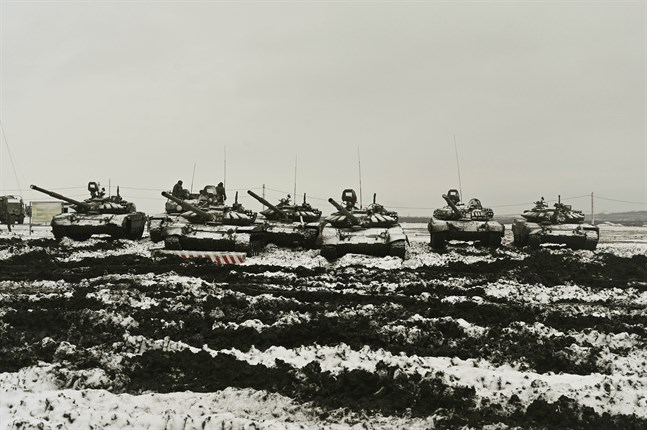 Ryska pansarvagnar av modell T-72B3 under en övning norr om staden Rostov-na-Donu, omkring tio mil från Ukrainas gräns, i onsdags.