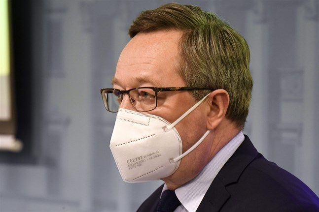 Näringsminister Mika Lintilä (C) uppskattar att regeringens olika stöd för verksamheter som drabbas av restriktioner under januari och februari kostar staten cirka 250 miljoner euro.