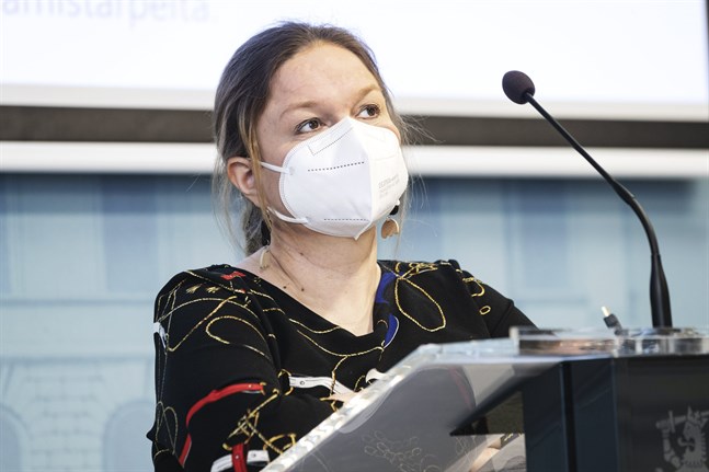 Familje- och omsorgsminister Krista Kiuru säger att det är sorgligt att vårdarbristen inte har åtgärdats tidigare.