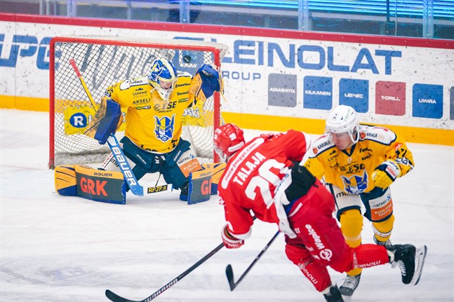 Roope Talaja överlistade Jukurits målvakt Oskari Salminen med ett sylvasst handledsskott i första perioden – Talajas andra mål i matchen.