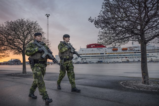 Soldater från Gotlands regemente patrullerar i Visby hamn på torsdagen.