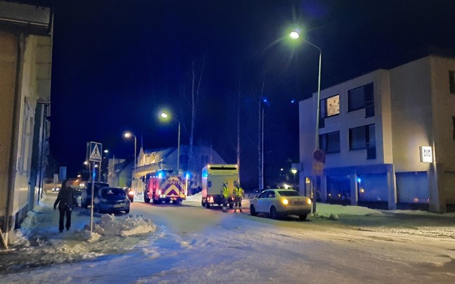 En personbil och en mindre lastbil krockade i Jakobstads centrum i morgontrafiken på fredagen.
