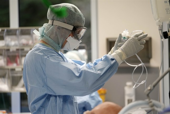 En covidpatient i Tyskland får behandling på intensivvården. WHO har nu godkänt två nya behandlingar mot smittan.