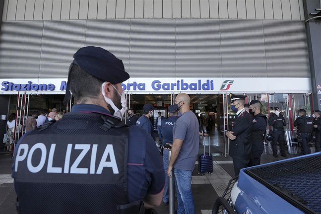 Munskydd gäller. Fast vissa färger passar bättre än andra, enligt italienska polisfacket. Arkivbild.