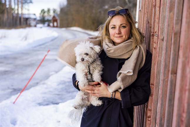 Isabel Flemming är hemma hos hunden Polly i Övermalax igen. Men hon längtar tills hon kan bege sig iväg och volontärarbeta igen.