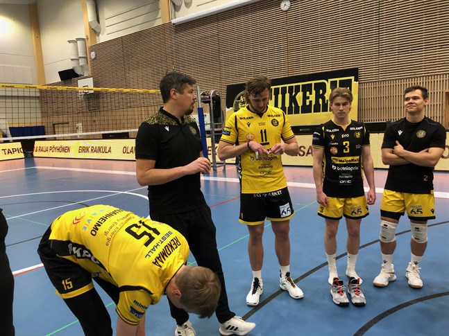 Tiikerits tränare Mikko Keskisipilä tackar sina spelare, men tackar också för allt stöd laget från fansen.