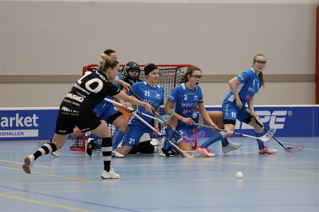 Mette Weckstén (längst till höger i muren) var tung i offensiven med två mål och en assist. Bredvid sig har hon Alma Hedman (nr 3) och Pia Juhala.