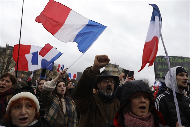 Demonstration mot nya regler för vaccinpass. Bilden är från Paris förra helgen.