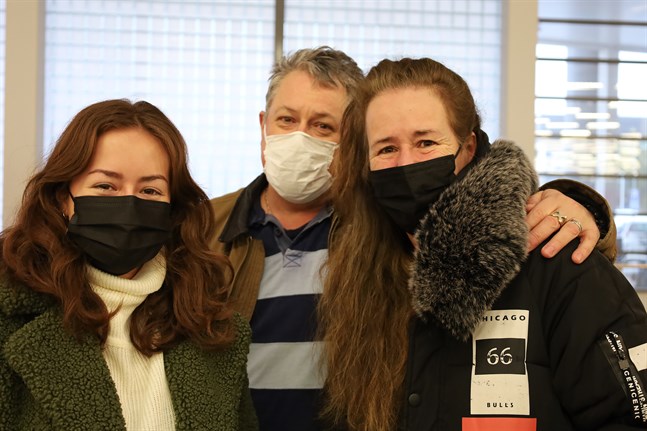 Riannon, Paul och Carina Dunn förhandsröstade i välfärdsområdesvalet på söndagen.