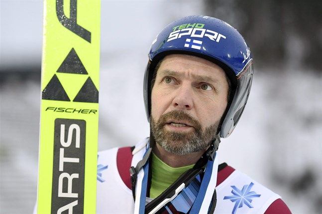 Jublar månne backfansen över att Janne Ahonen är tillbaka? Ahonen tog FM-brons i stora backen på söndagen.