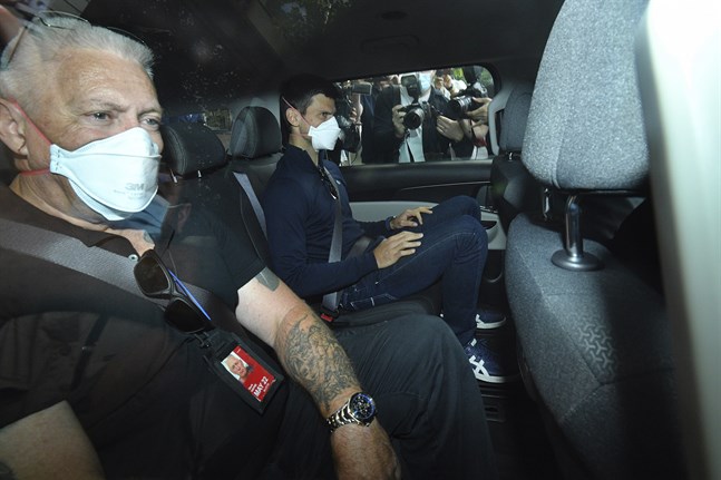 Novak Djokovic lämnade på söndagsmorgonen, lokal tid, förvaret för att åka till sina advokaters kontor, varifrån han deltog i domstolsförhandlingen via länk.