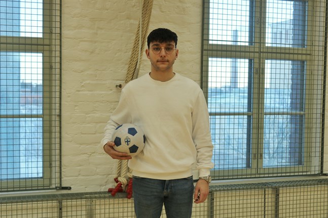 Malik Fajic från Närpes leder futsal- och innebandyträningar. Att vara med i en sport är ett bra sätt att lära känna nya människor, säger han.
