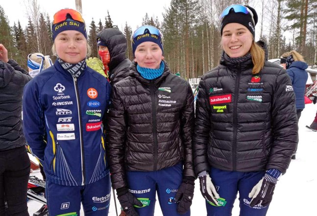 Felicia Krook, till vänster, Ellinor Halonen och Frida Häggkvist överraskade med en fjärdeplats i FM-stafetten på söndagen.
