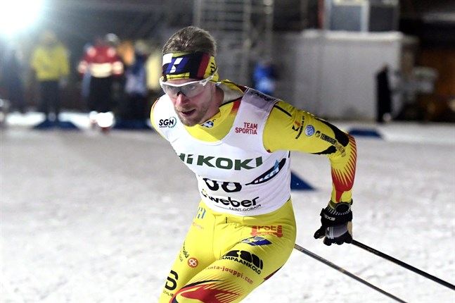 Joni Mäki krigade om segern i tiokilometersloppet med Perttu Hyvärinen. Slutligen var det Vasaåkaren som knep en knapp seger.