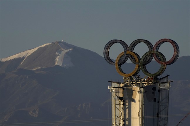 De olympiska ringarna framför en skidort i utkanten av Peking där vinter-OS invigs den 4 februari.