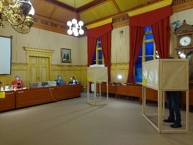 I Kaskö fungerar stadshusets sal som vallokal. När förhandsröstningen avslutades på tisdagskvällen var Kasköborna Österbottens livligaste förhandsväljare med 35,1 procent.