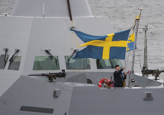 Försvarsmakten i Sverige har följt ett antal ryska landstigningsfartyg i Östersjön.