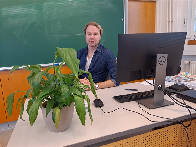 Öja skolas rektor Jussi Roiko var med om skolstängningen i Rödsö. Denna gång är han inte särskilt orolig.