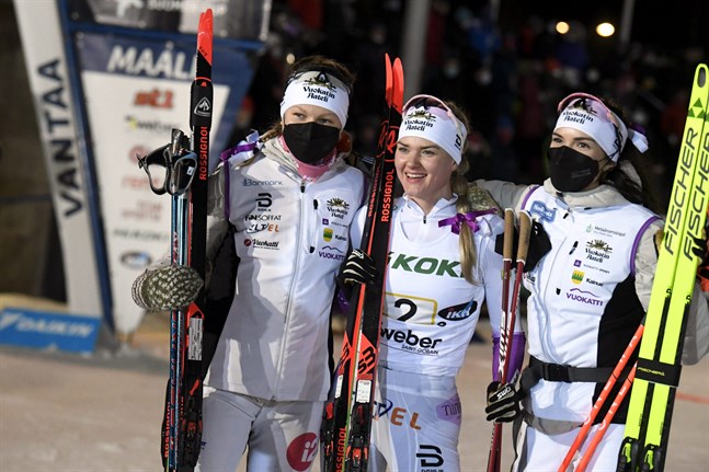 Vuokatti Ski Team Kainuu var segerlaget i damernas stafett: Eveliina Piippo (till vänster), Vilma Nissinen och Jasmin Kähärä.