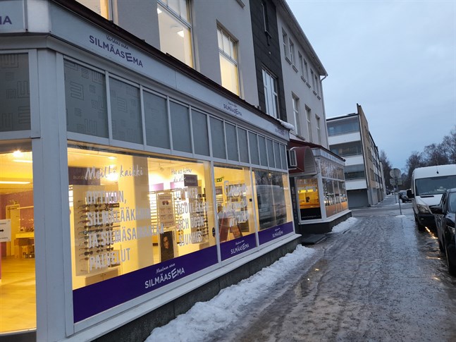 Silmäasema i Nykarleby ligger i norra änden av Topeliusesplanaden.
