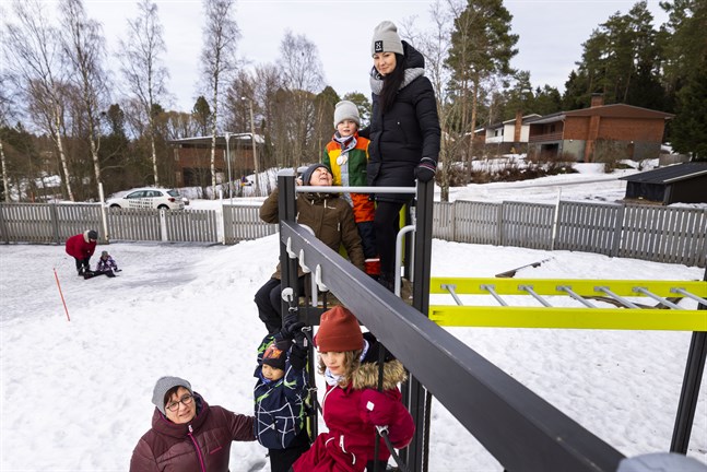 Personalen inom småbarnspedagogiken behöver kläder för alla väder och tillfällen. Kläderna ska tåla både pulkabacken och klätterställningen.
