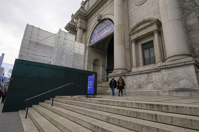 Bakom avskärmningen pågår nedmonteringen av den kontroversiella Roosevelt-statyn utanför Museum of Natural History i New York.