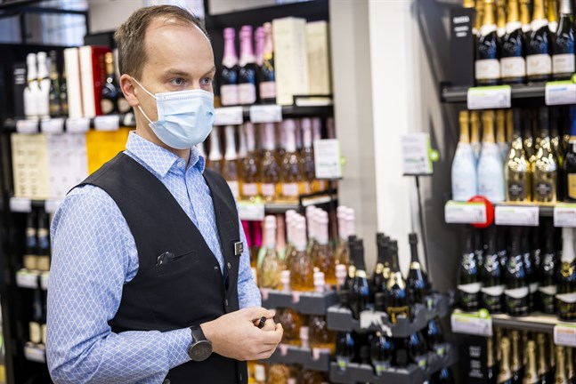 Joni Törrönen, servicehef på Alko i Stenhaga och Vapenbrödrabyn i Vasa, säger mousserande viner blivit alltmer populära. En orsak kan vara att de lämpar sig som dryck genom hela måltiden, allt från förrätt till efterrätt.