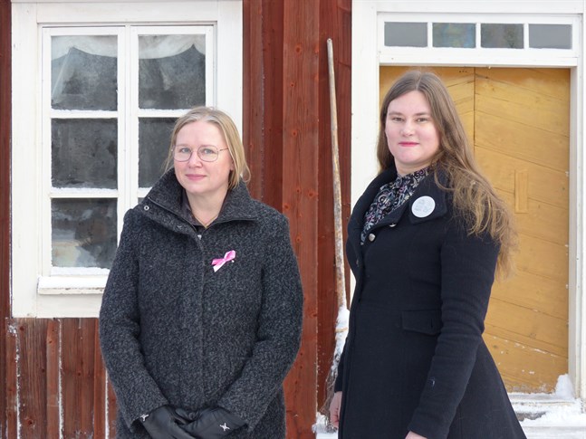 Årets Gunnar i dubbel upplaga. Författarna Mikaela Nykvist, till vänster, och Paula Nivukoski belönas för att de levandegör ett historiskt Österbotten i sina romaner.