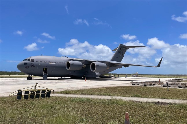 Ett plan från Australiens flygvapen har landat vid Fua'amotu internationella flygplats på Tonga.