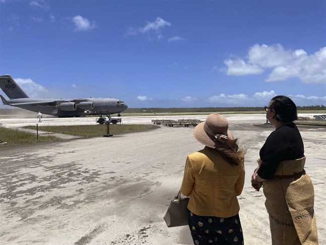 Australiens högkommissionär Rachael Moore och Tongas utrikesminister, Fekitamoeloa Utoikamanu ser på när det första stora hjälpplanet landar.