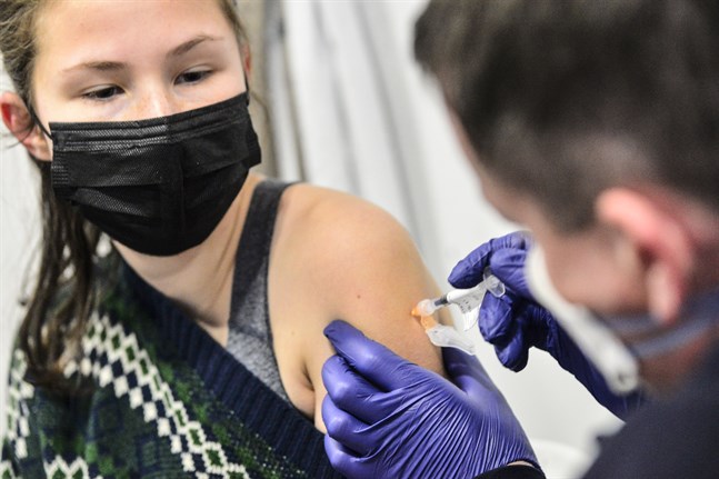 En tonåring i delstaten Vermont får sin tredje dos av Pfizer-Biontechs vaccin mot covid-19.