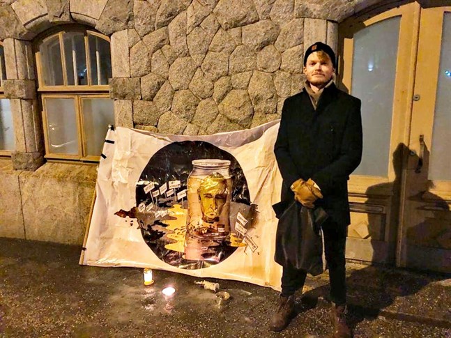 Rabbe Tiainen tänker fortsätta demonstrera utanför ambassaden på Fabriksagatan, men på behörigt avstånd, på andra sidan gatan.