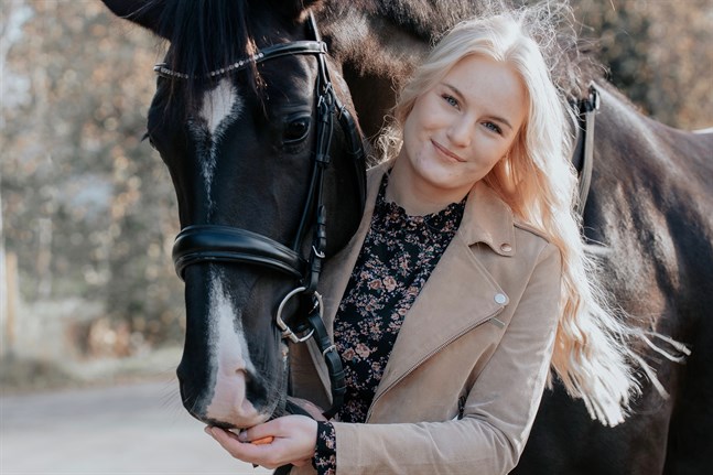 Wilma tillsammans med hästen Miss Vivaldi vars ägare är Ann Kolam-Ludén.