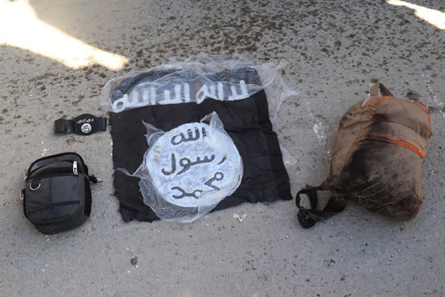 IS-medlemmar har anfallit ett fängelse i nordöstra Syrien för att frita fängslade jihadister. Här är en av de stridande IS-medlemmarnas tillhörigheter, på en bild som distribuerats av de kurdiskledda SDF-styrkorna.
