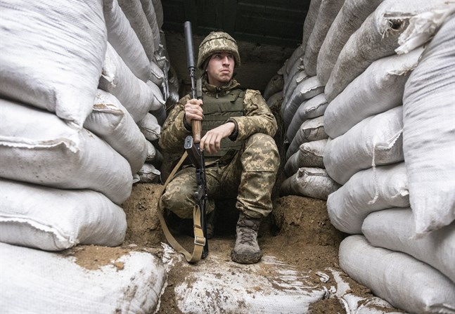 En ukrainsk soldat på sin post i östra Ukraina.