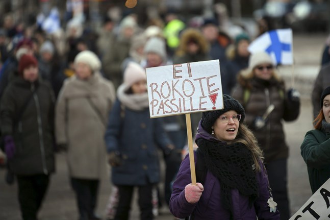 Under lördagseftermiddagen samlades ungefär 4 000 coronakritiker för att demonstrera. Helsingfors 22 januari 2022.