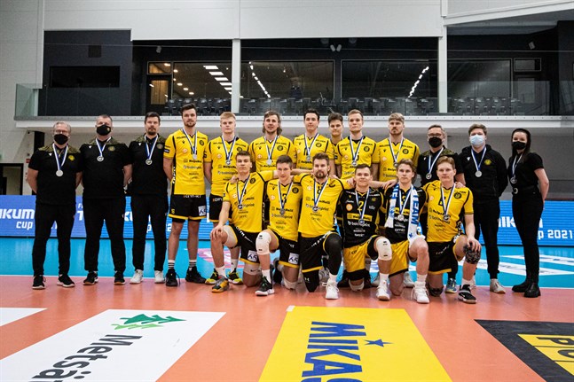Tiikerits silverlag. Nere från vänster: Arttu Tupeli, Tatu Venetjoki, Teemu Lahti, Aleksi Mäkiluoma, Ville Sihvonen, Joska Försti. Bakom från vänster: Jussi Lehto (lagledare), Antti Spak (tränare), Mikko Keskisipilä (ansvarig tränare), Matias Saviaro, Oskari Keskinen, Antti Leppälä, Roope Keskinen, Jere Mäkinen, Rami Rekomaa, Benjami Montonen, Jukka Ritola (fysioterapeut), Jasse Puikko (service), Julia Laakso (statistik)