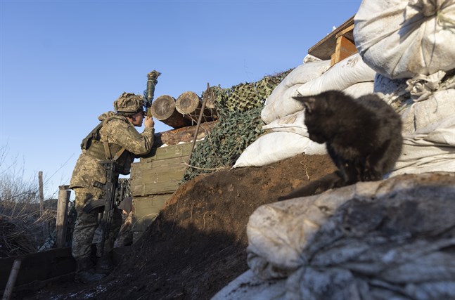 En ukrainsk soldat vid gränsen till länet Donetsk. Arkivbild.
