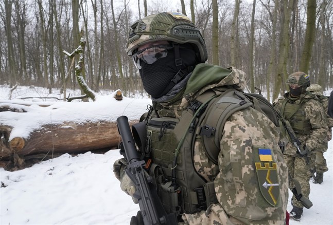 En ukrainsk soldat under en övning i Kiev. Arkivbild.