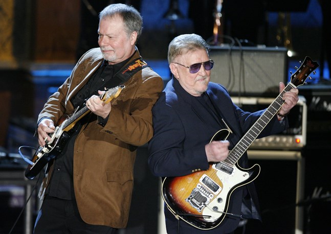 Bob Spalding till vänster och Don Wilson till höger från när The Ventures valdes in i Rock and Roll Hall of Fame 2008. Arkivbild.