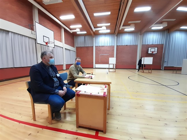 Valfunktionärerna, här i Halkokari, gjorde sitt på valdagen. Kontrollräkningen på onsdagskvällen gav några förändringar i resultatet.
