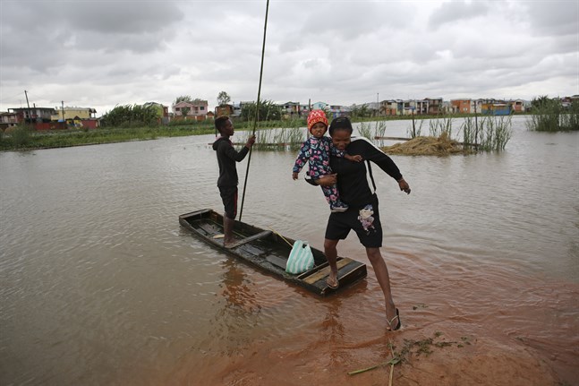 Invånare i huvudstaden Antananarivo som drabbats hårt av den senaste veckans översvämningar.