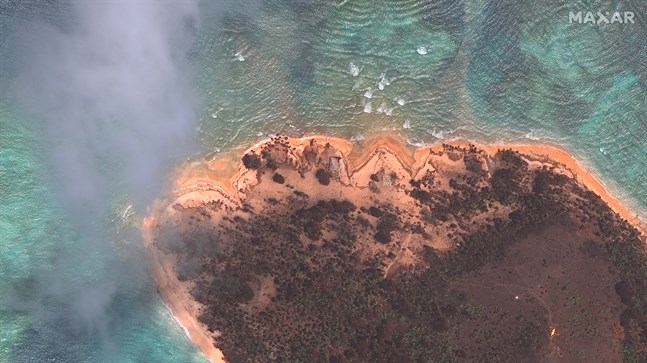 En satellitbild på ön Mango i ögruppen Tonga från den 20 januari visar förödelsen efter vulkanutbrottet.