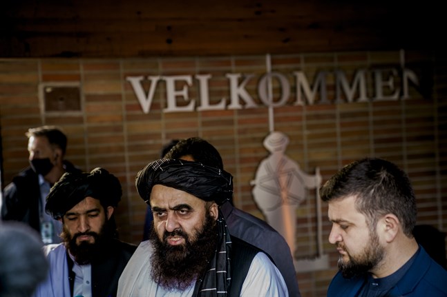 Talibanernas utrikesminister Amir Khan Muttaqi talar med pressen efter måndagens möte utanför Oslo.