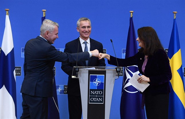 Utrikesminister Pekka Haavisto och Sveriges utrikesminister Ann Linde mötte Natos generalsekreterare Jens Stoltenberg i Bryssel på måndagen.